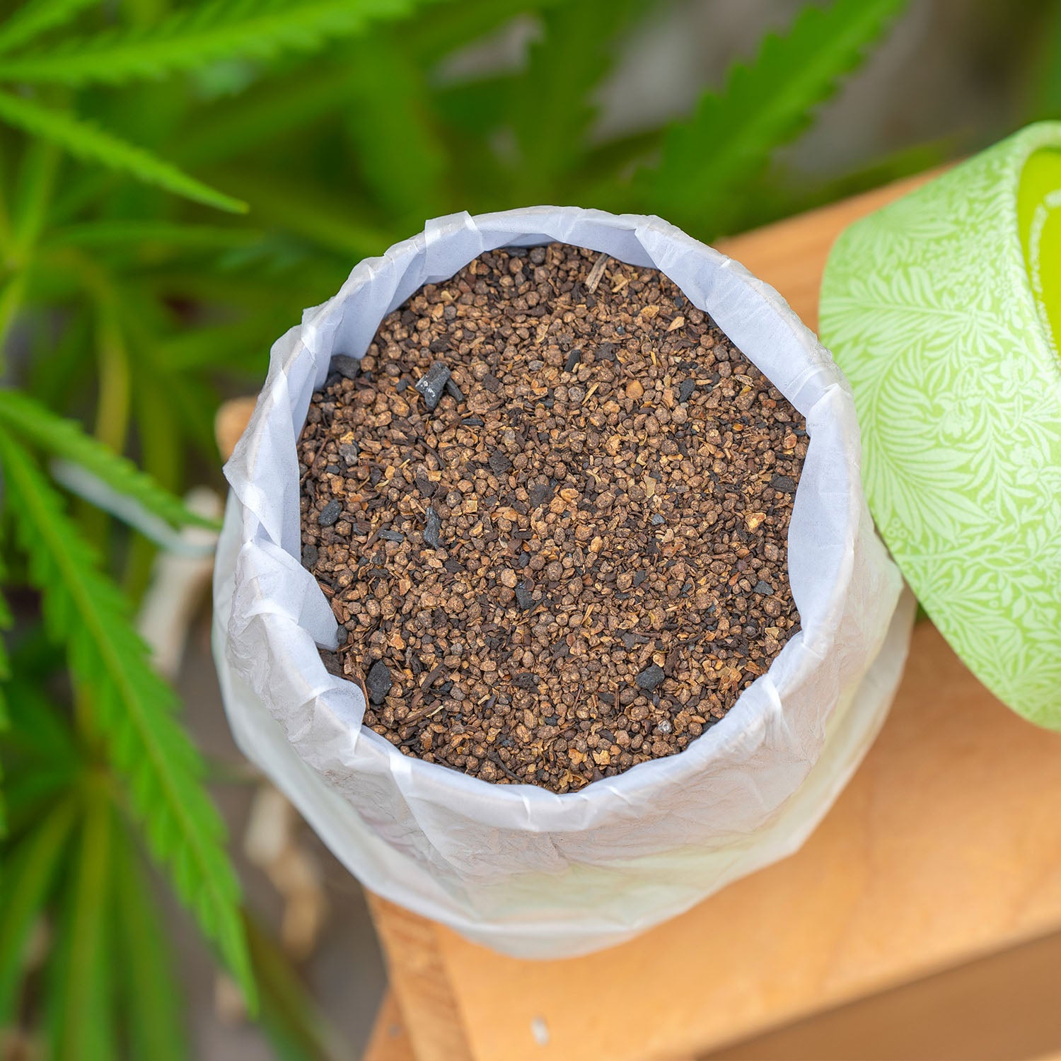 Outdoor Dünger Granulat für Cannabispflanzen im Anbau